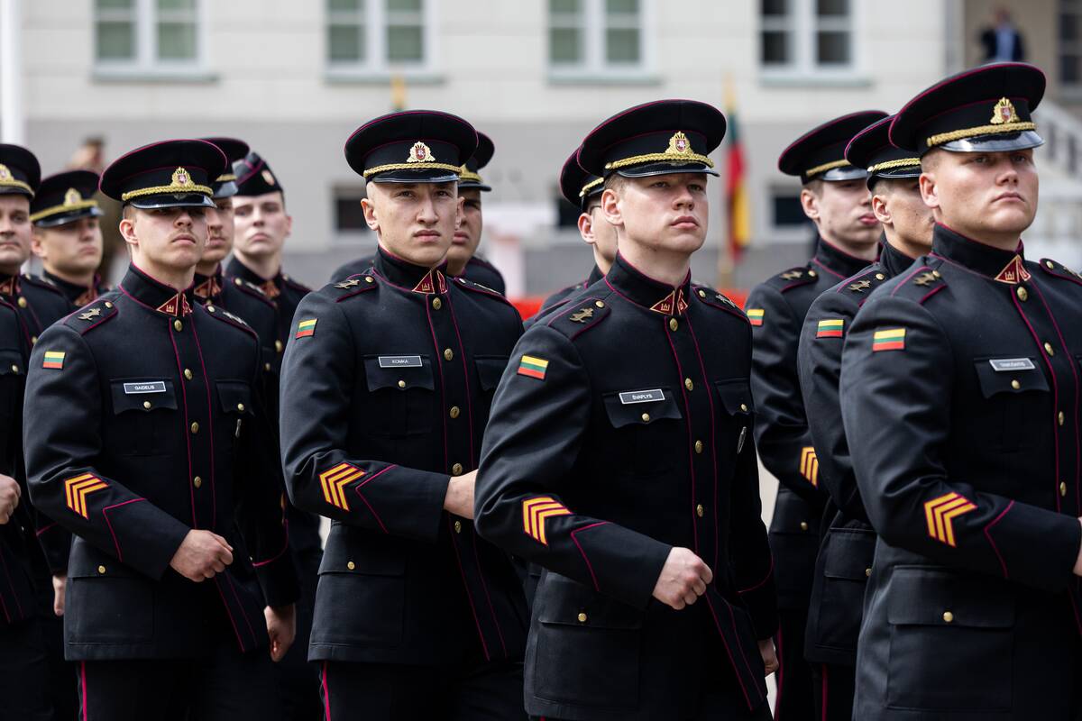 Prezidentas  58 kariūnams suteikė pirmąjį karininko laipsnį
