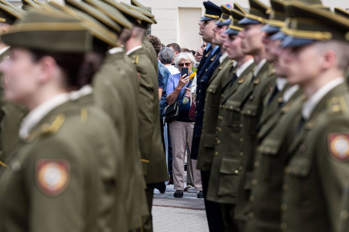 Prezidentas  58 kariūnams suteikė pirmąjį karininko laipsnį