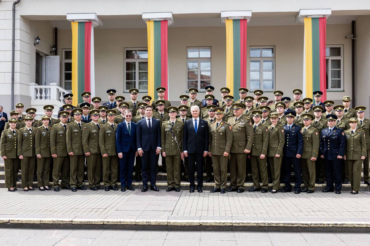 Prezidentas  58 kariūnams suteikė pirmąjį karininko laipsnį