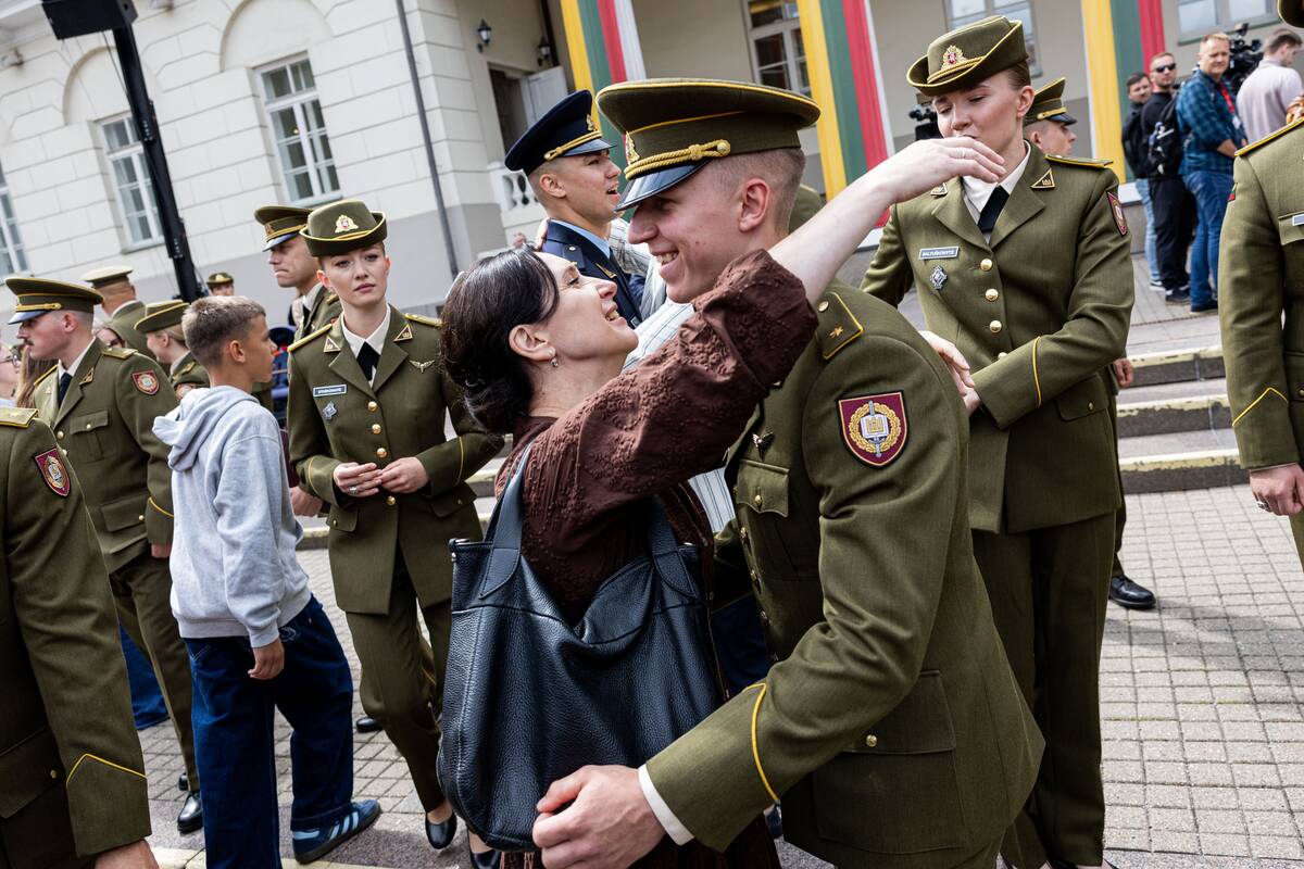 Prezidentas  58 kariūnams suteikė pirmąjį karininko laipsnį