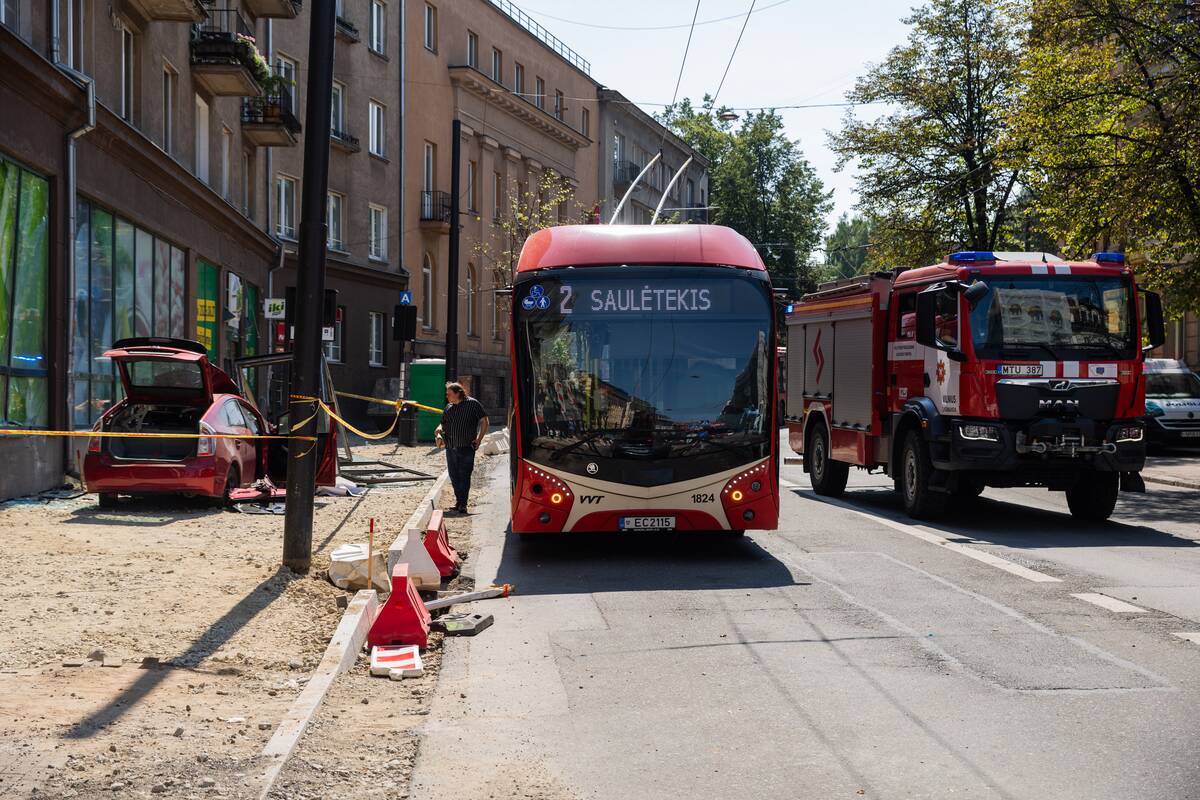 Vilniaus centre automobilis rėžėsi į viešojo transporto stotelę