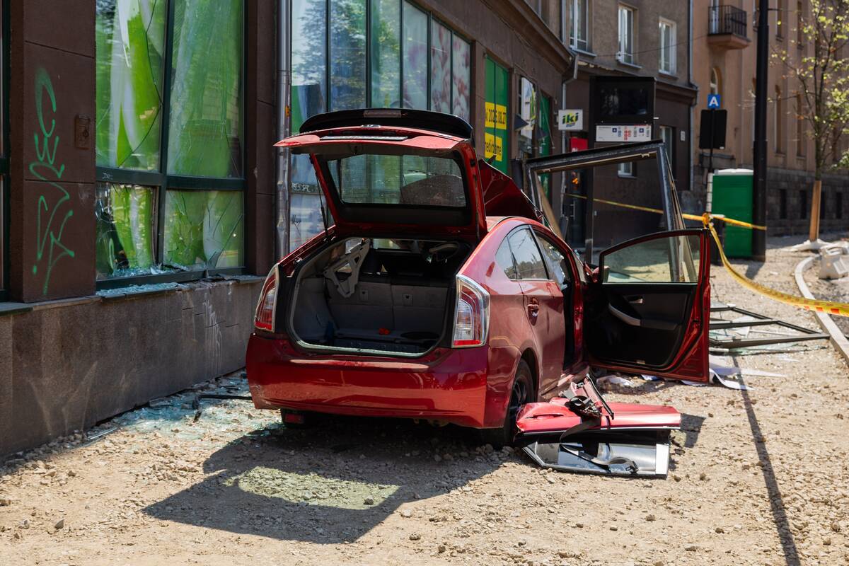 Vilniaus centre automobilis rėžėsi į viešojo transporto stotelę