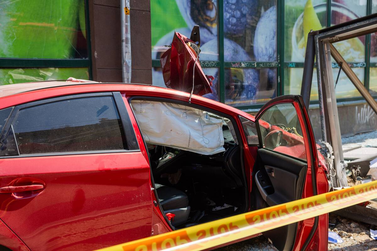 Vilniaus centre automobilis rėžėsi į viešojo transporto stotelę