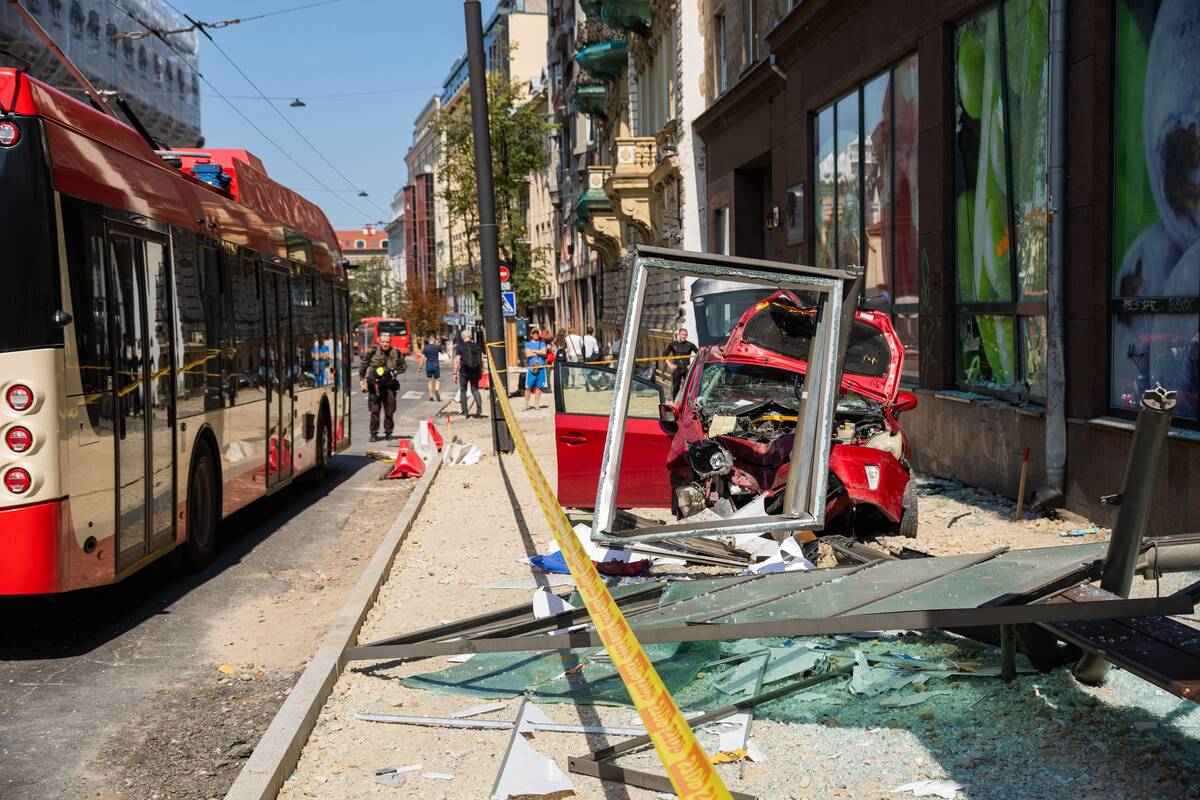Vilniaus centre automobilis rėžėsi į viešojo transporto stotelę