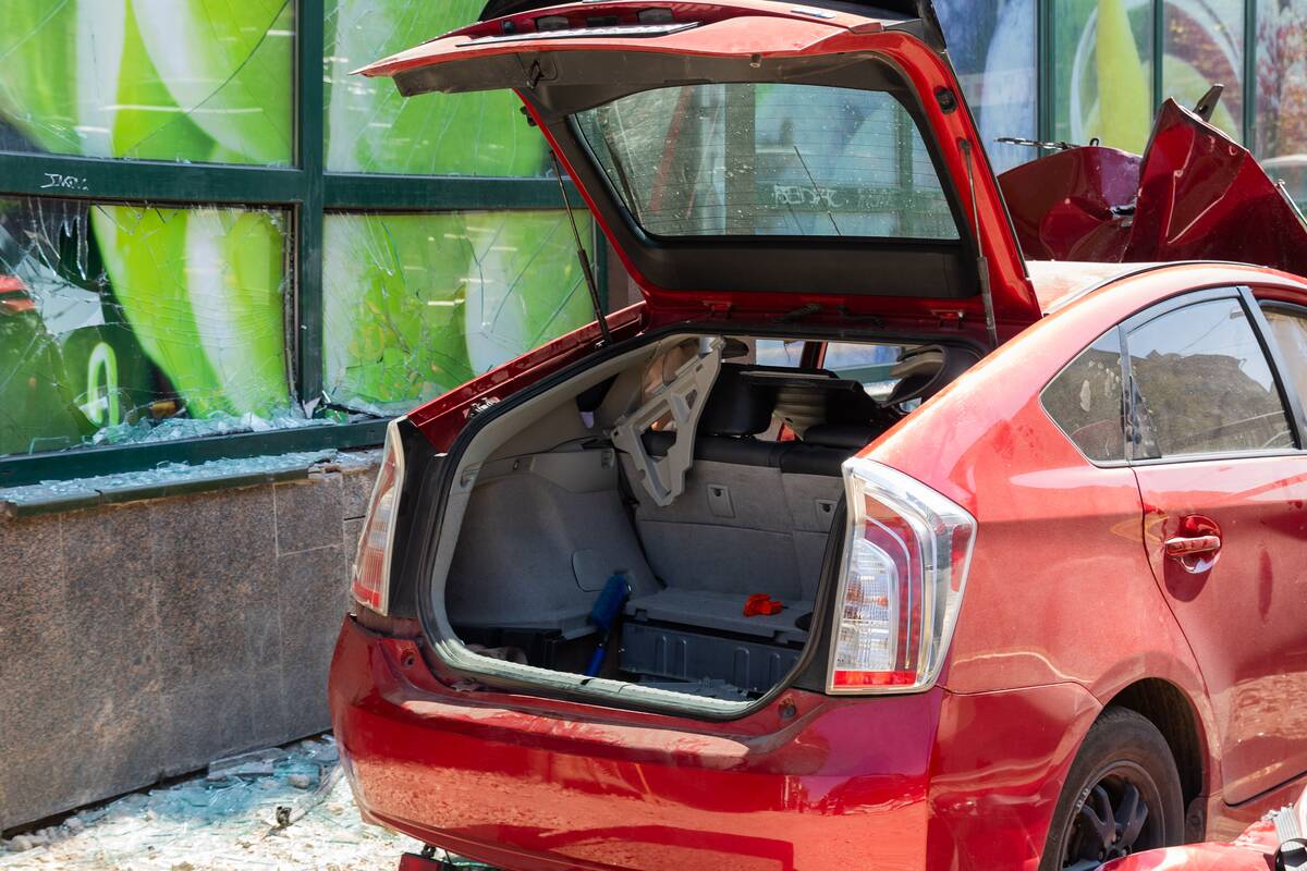 Vilniaus centre automobilis rėžėsi į viešojo transporto stotelę