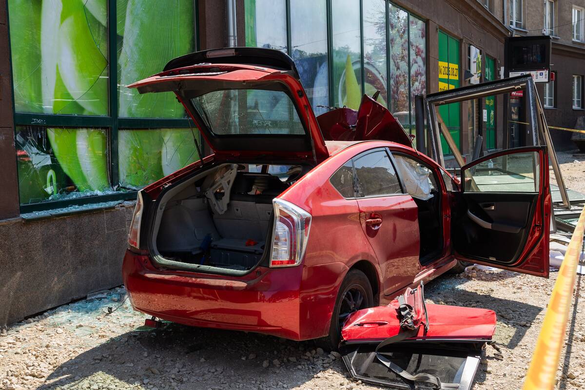 Vilniaus centre automobilis rėžėsi į viešojo transporto stotelę