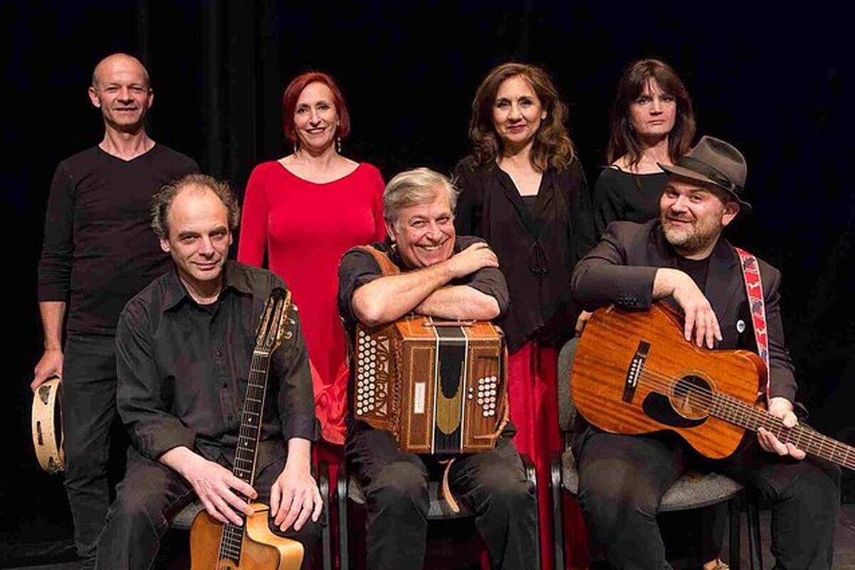 Jungtis: R. Tesi (nuotraukoje – centre) vadinamas švelnios sintezės meistru, gebančiu harmoningai sujungti senosios ir naujosios muzikos pasaulius.