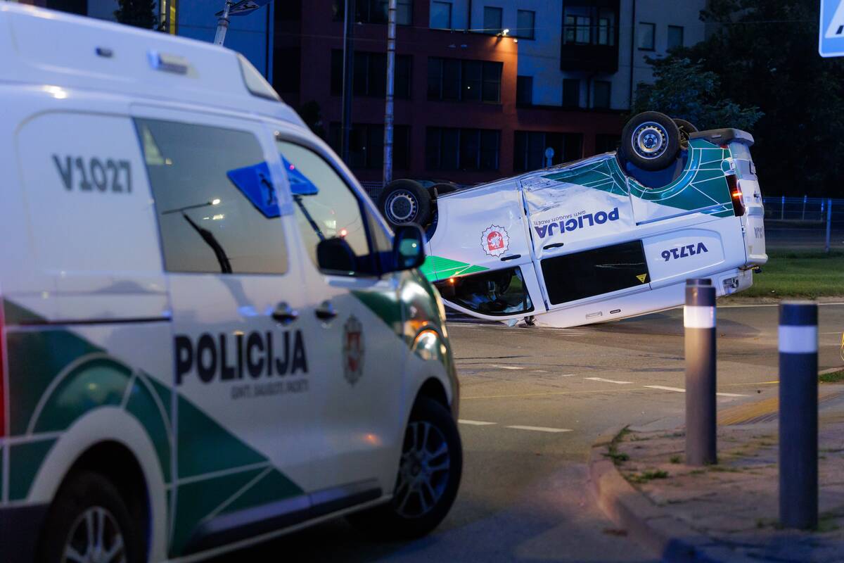 Per avariją Vilniuje policijos automobilis apsivertė ant stogo