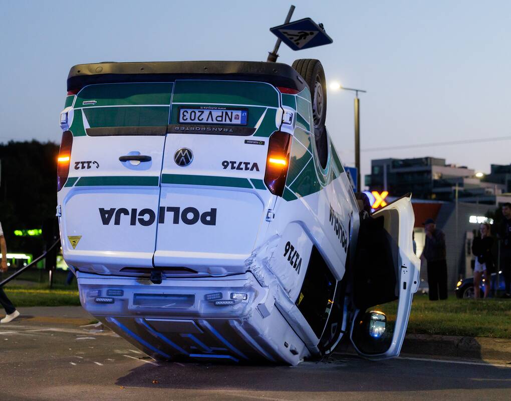 Per avariją Vilniuje policijos automobilis apsivertė ant stogo