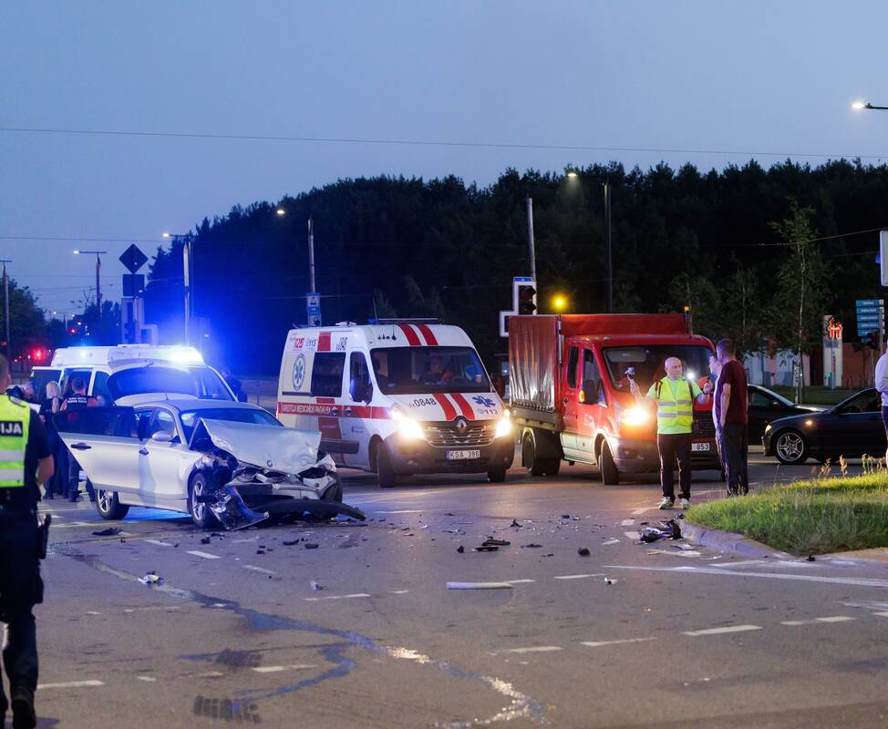Per avariją Vilniuje policijos automobilis apsivertė ant stogo