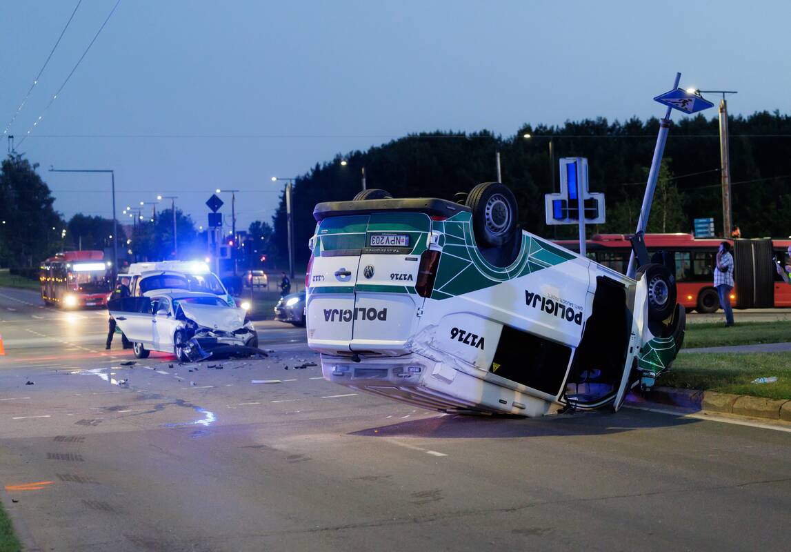 Per avariją Vilniuje policijos automobilis apsivertė ant stogo