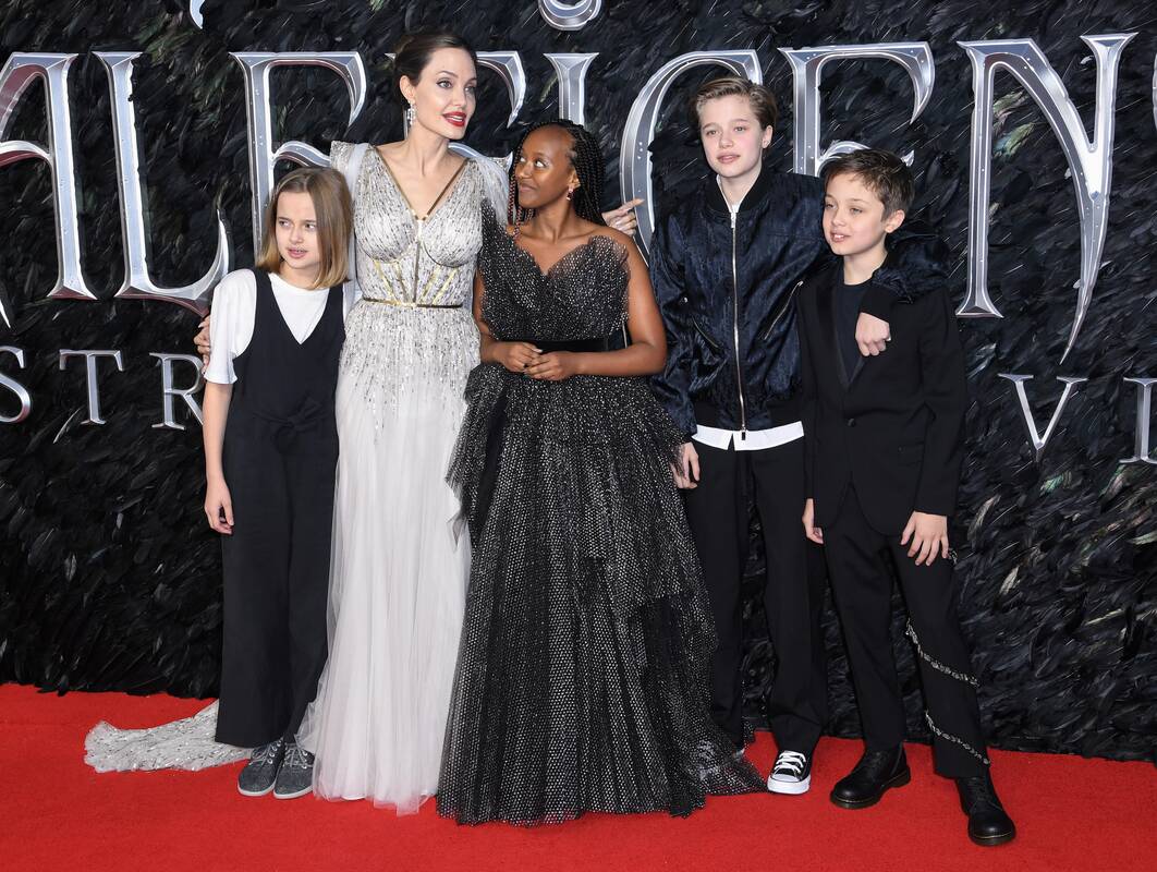 Vivienne Marcheline Jolie-Pitt (kairėje)