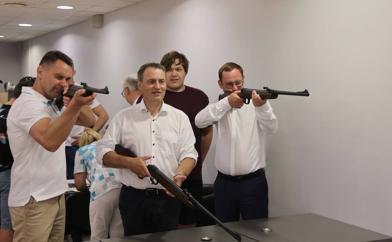 Aktyvumas: svečiai (iš kairės) P. Visockas, A. Navickas ir L. Dilys ne tik stebėjo varžybas, bet ir patys išmėgino jėgas sportinėse rungtyse.