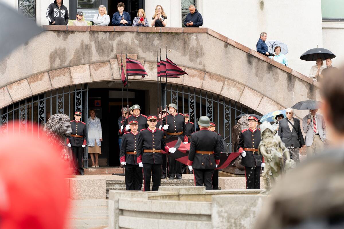Kaune Valstybės diena – po skėčiais, bet su tradicijomis