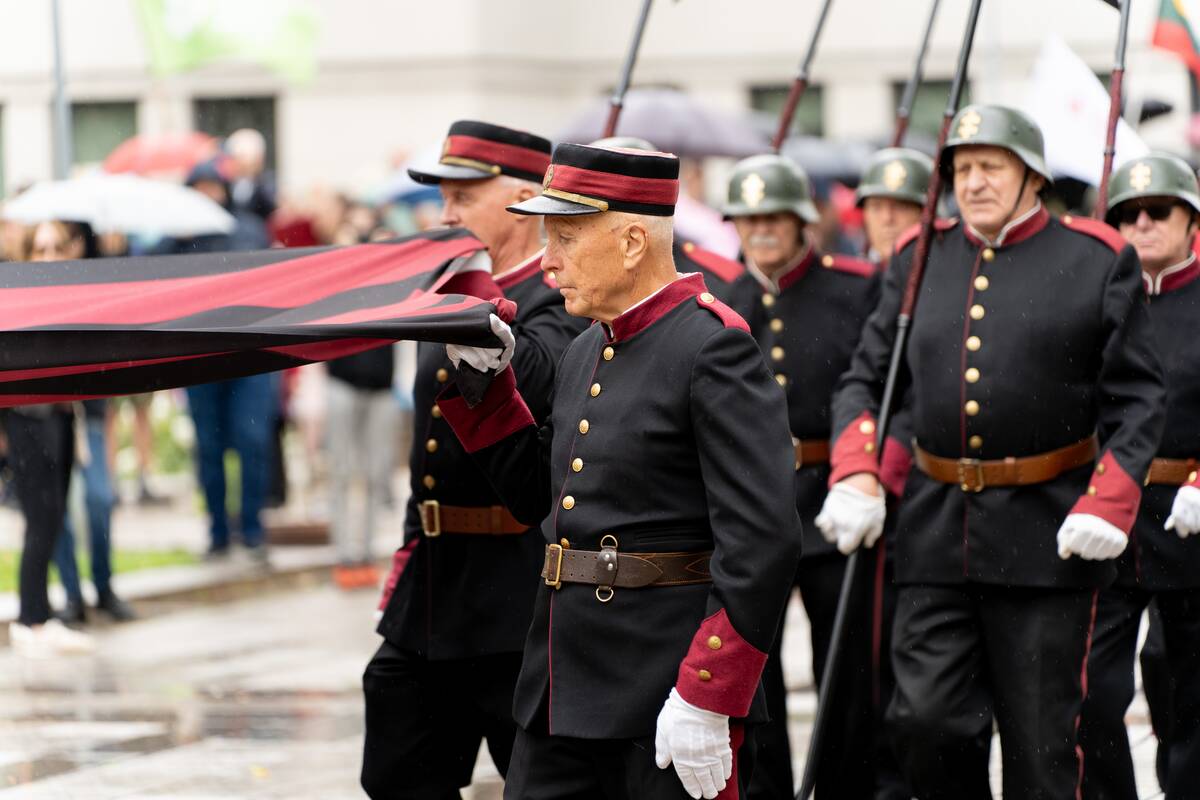 Kaune Valstybės diena – po skėčiais, bet su tradicijomis