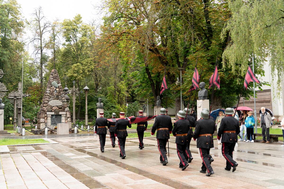 Kaune Valstybės diena – po skėčiais, bet su tradicijomis