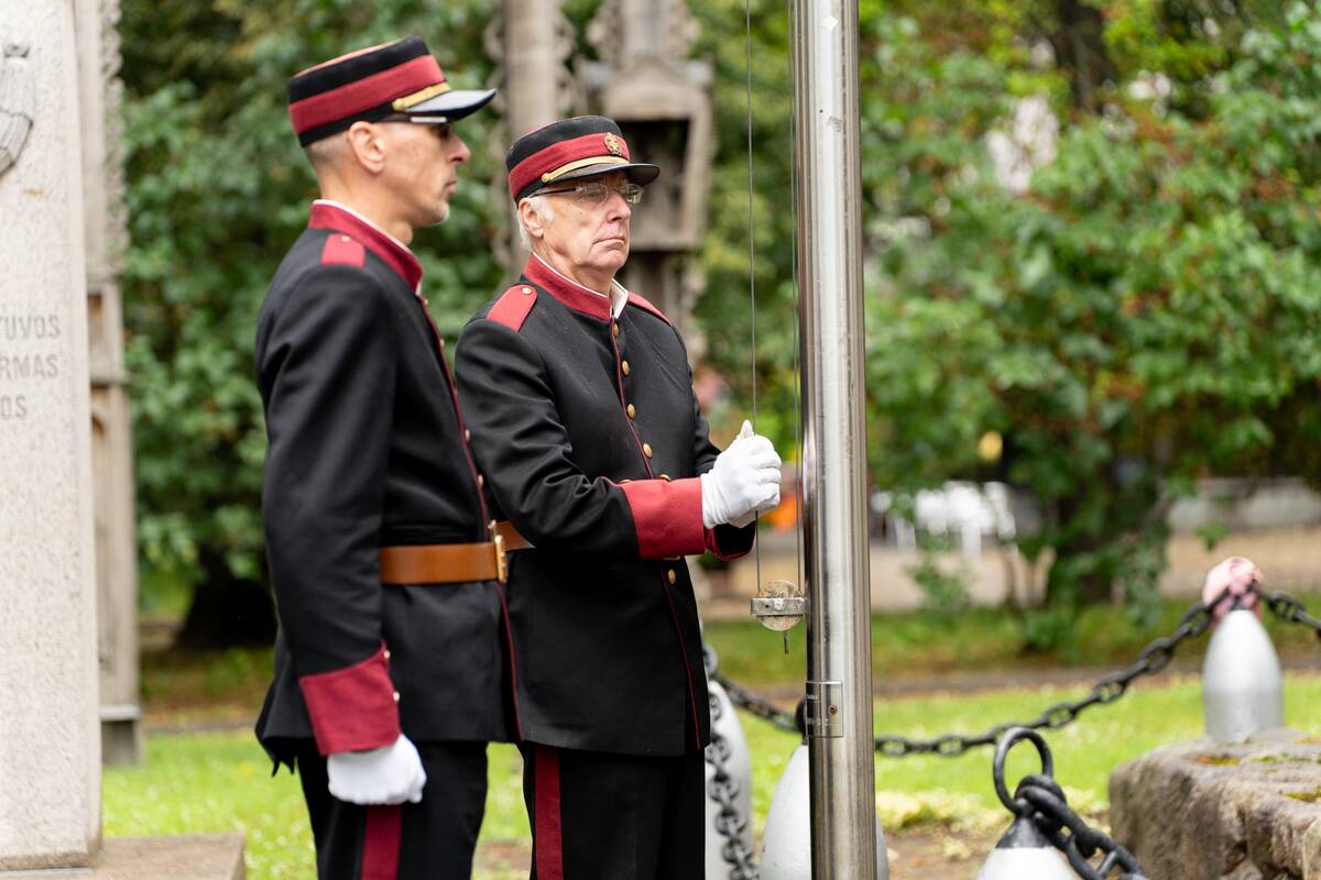Kaune Valstybės diena – po skėčiais, bet su tradicijomis