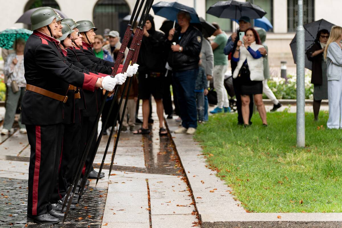 Kaune Valstybės diena – po skėčiais, bet su tradicijomis