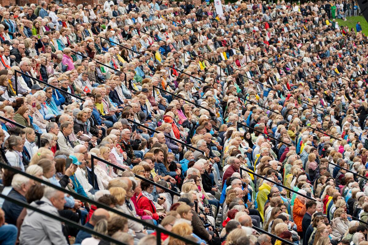Santakos garbės ženklų įteikimo ceremonija ir himno giedojimas prie Kauno pilies