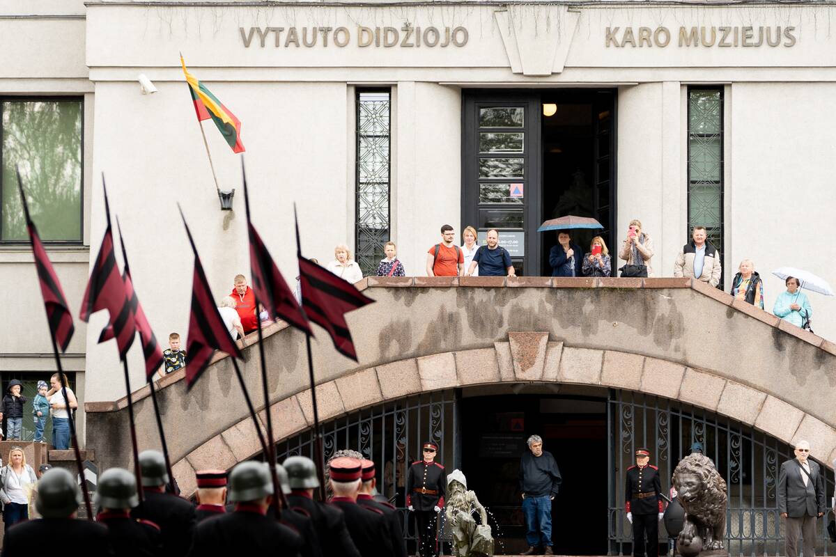 Kaune Valstybės diena – po skėčiais, bet su tradicijomis