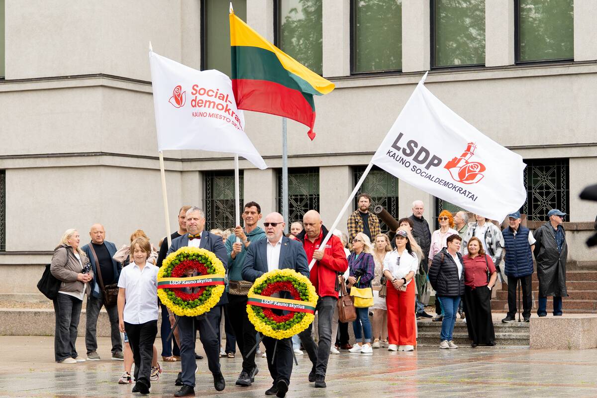 Kaune Valstybės diena – po skėčiais, bet su tradicijomis