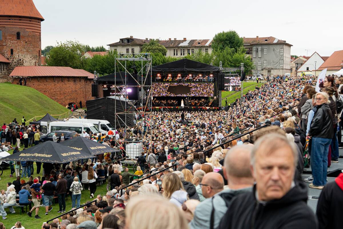 Santakos garbės ženklų įteikimo ceremonija ir himno giedojimas prie Kauno pilies