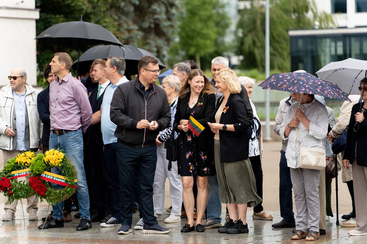 Kaune Valstybės diena – po skėčiais, bet su tradicijomis