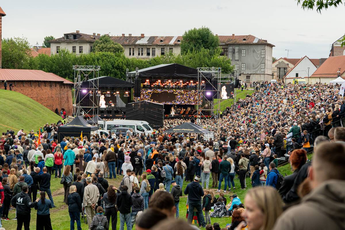 Santakos garbės ženklų įteikimo ceremonija ir himno giedojimas prie Kauno pilies