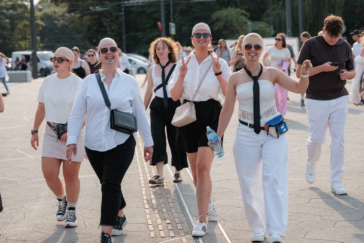 Gerbėjai renkasi į Pitbull'io koncertą  