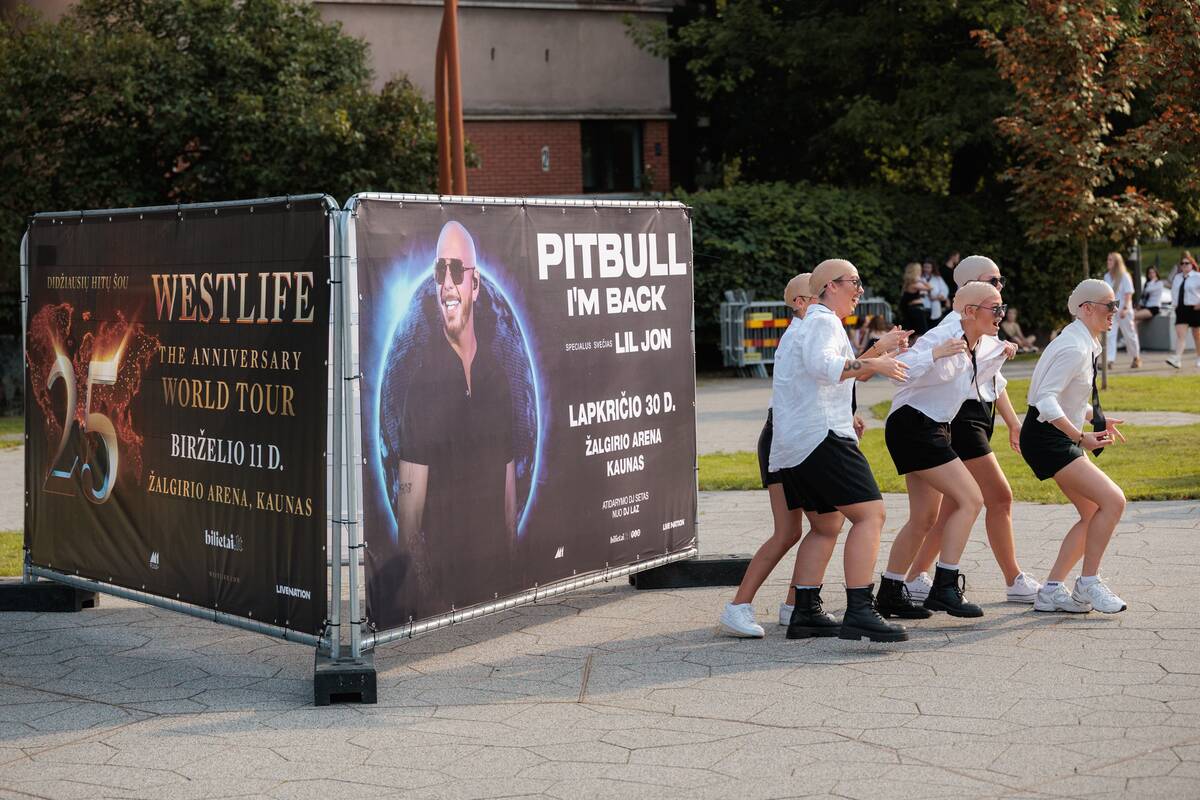 Gerbėjai renkasi į Pitbull'io koncertą  