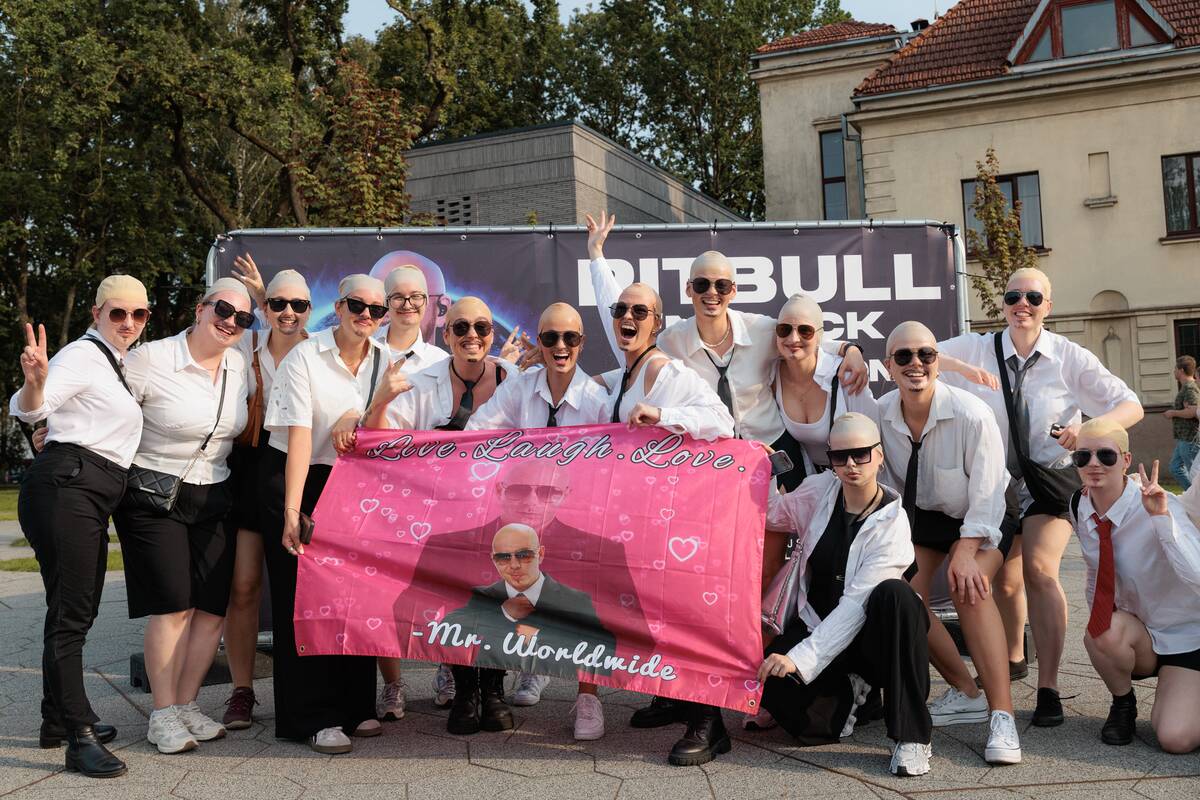 Gerbėjai renkasi į Pitbull'io koncertą  