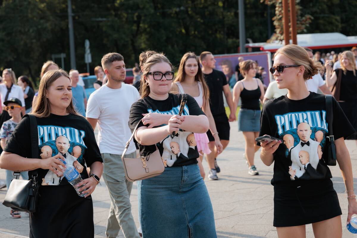 Gerbėjai renkasi į Pitbull'io koncertą  
