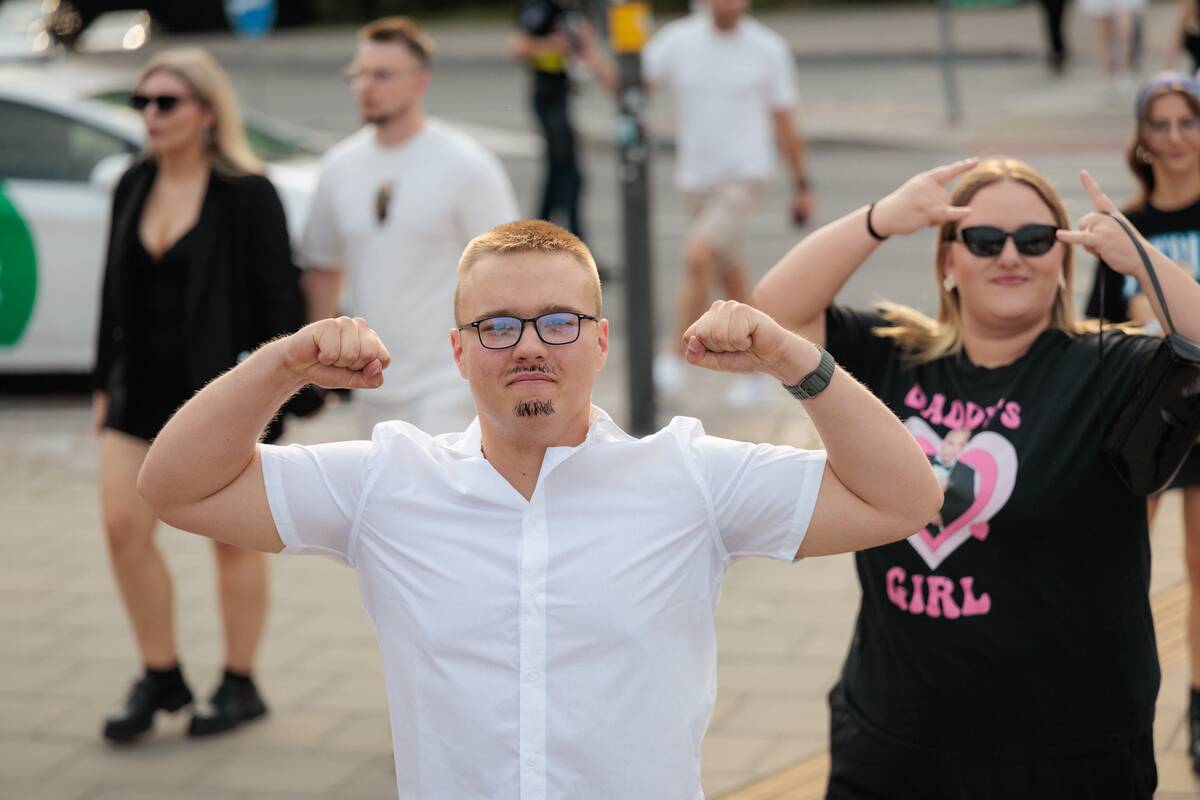 Gerbėjai renkasi į Pitbull'io koncertą  
