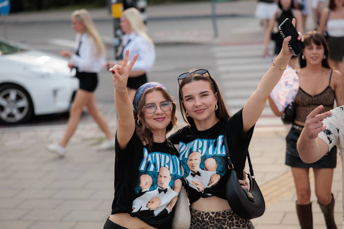Gerbėjai renkasi į Pitbull'io koncertą  