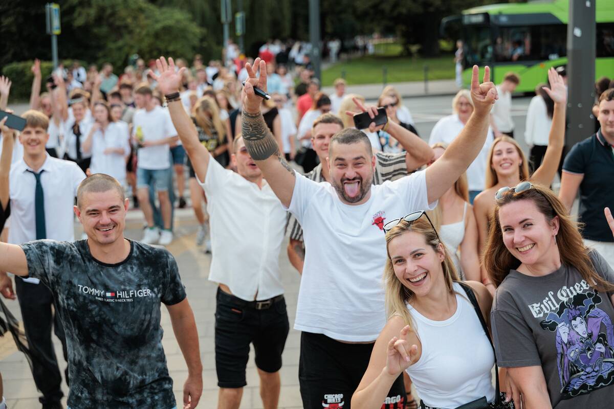 Gerbėjai renkasi į Pitbull'io koncertą  