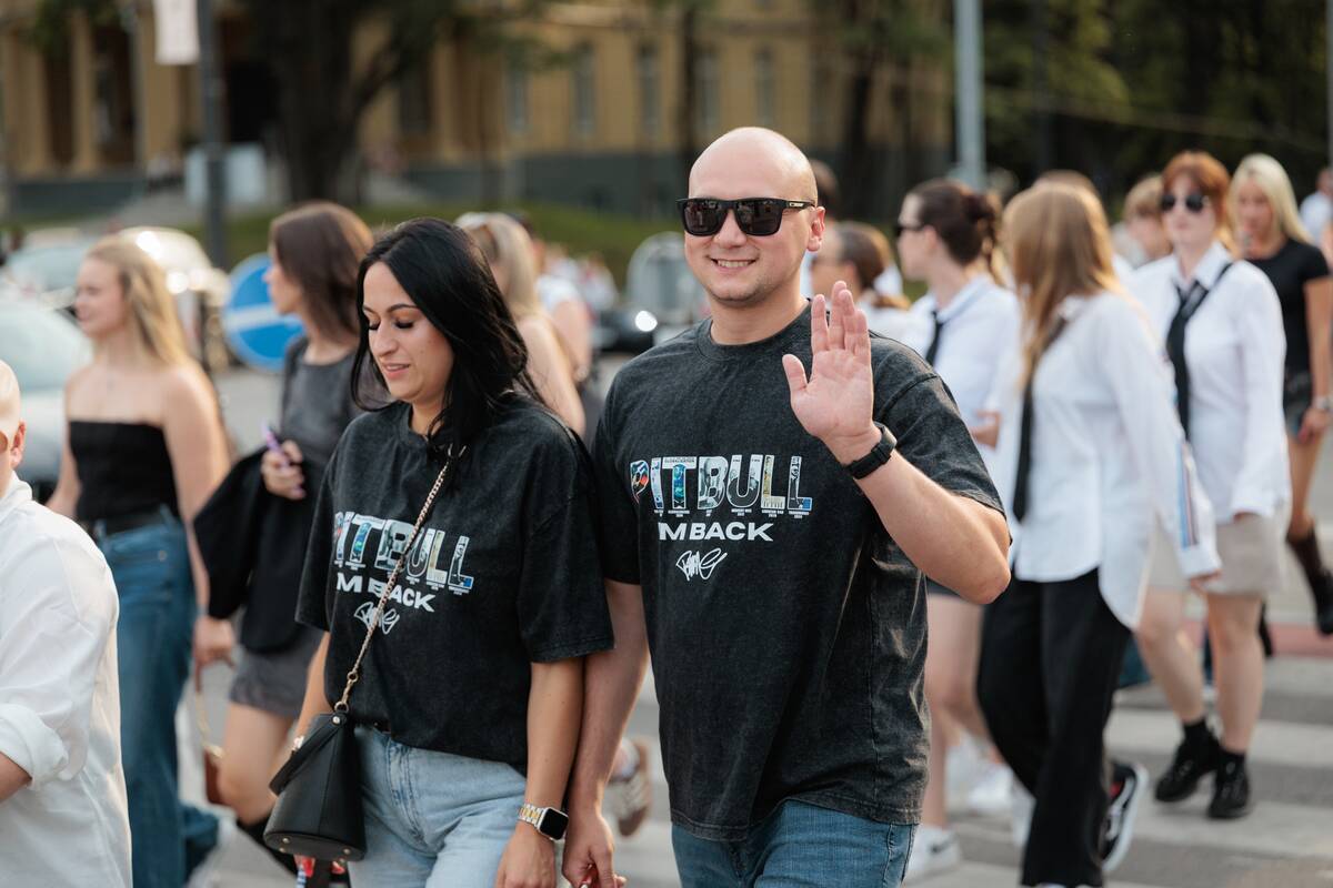 Gerbėjai renkasi į Pitbull'io koncertą  