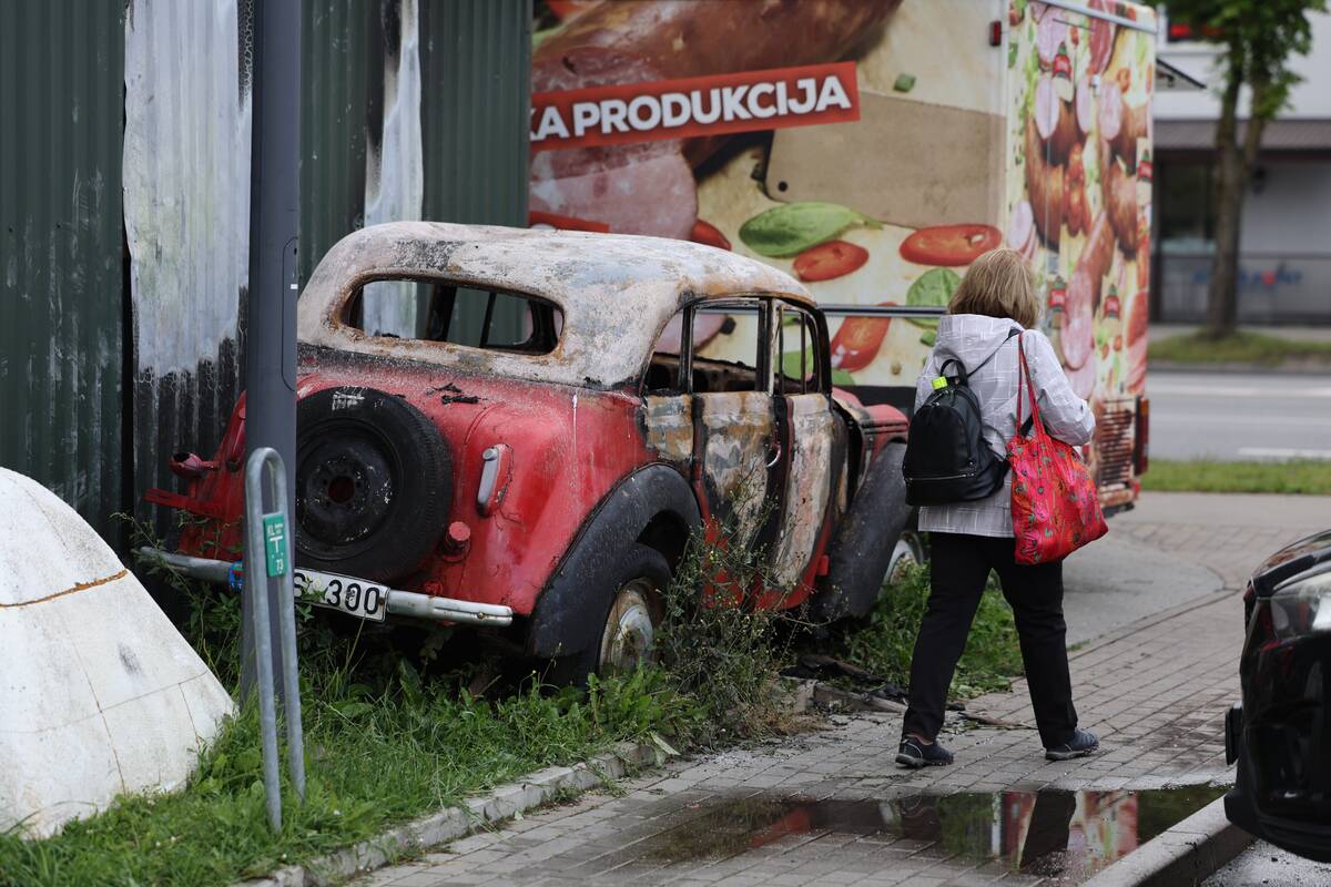 Kaune sudegė parduotuvę puošęs senovinis automobilis