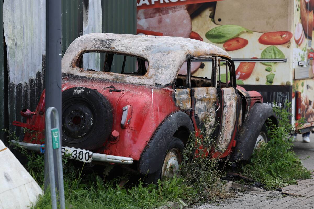 Kaune sudegė parduotuvę puošęs senovinis automobilis