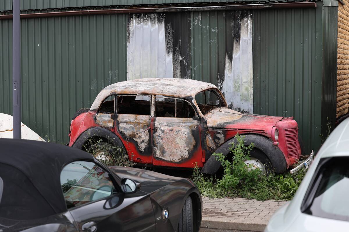 Kaune sudegė parduotuvę puošęs senovinis automobilis