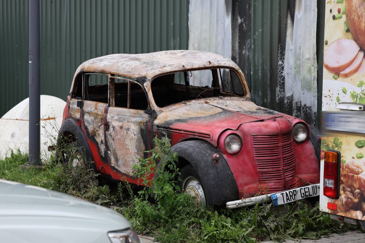 Kaune sudegė parduotuvę puošęs senovinis automobilis