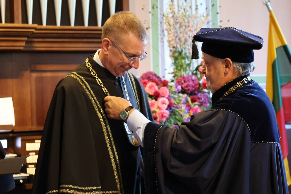 Pripažinimas: Latvijos prezidentui E. Rinkevičiui garbės daktaro regalijas įteikė KU senato pirmininkas Vaidutis Laurėnas.