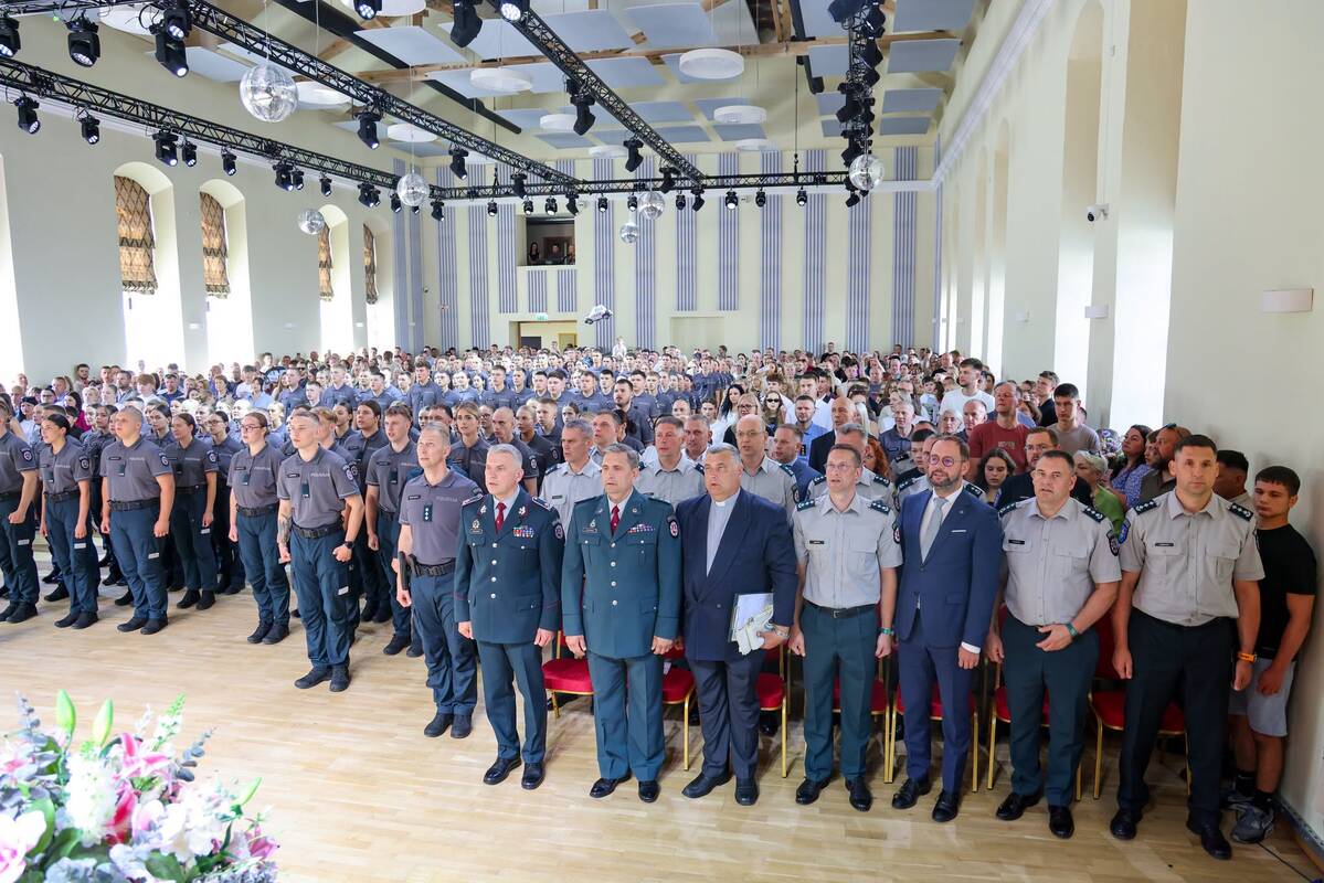 Gausa: diplomų įteikimo ceremonijoje dalyvavo daug svečių: kursantų artimieji, mokyklos bendruomenė ir kiti garbūs svečiai.