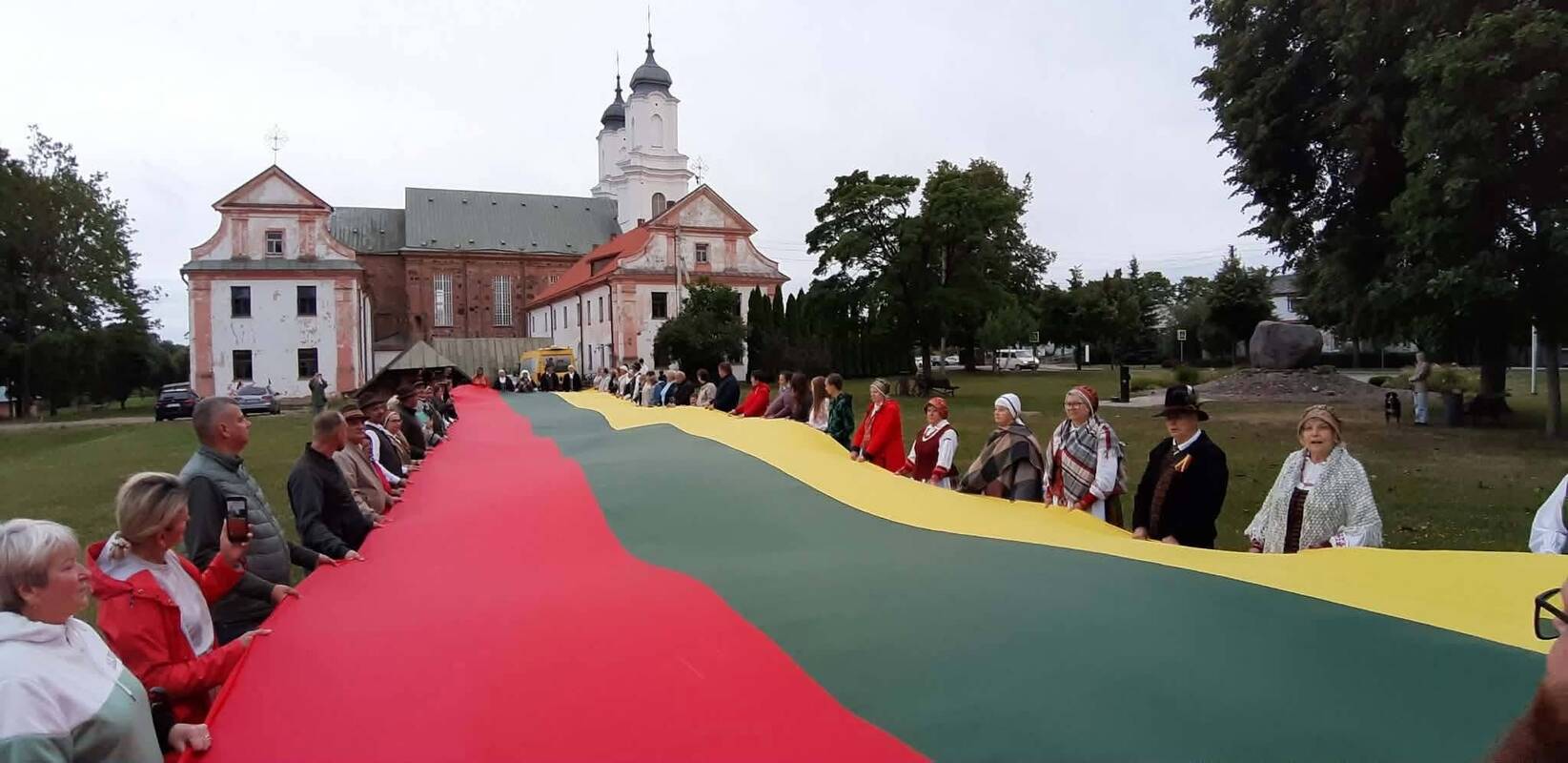 Kartu: Valstybės dieną bendruomenė šventė su vyresnių žmonių šokių kolektyvu „Kadagys“ (vadovė Daiva Romeikienė) ir Kėdainių kultūros centro folkloro ansambliu „Jorija“ (vadovė Regina Lukminienė).