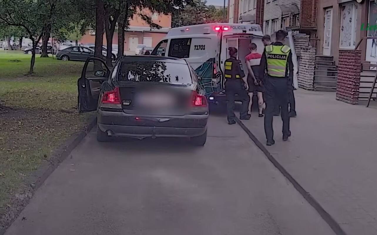 
<span>Policijai pasivijus bėglį vairuotoją – iškalbinga detalė: paaiškėjo, kad jis kalinys</span>
