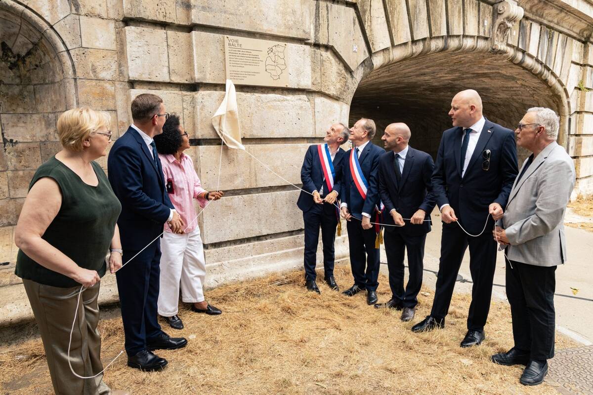 
<span>Paryžiuje atidengta Baltijos keliui skirta atminimo lenta</span>
