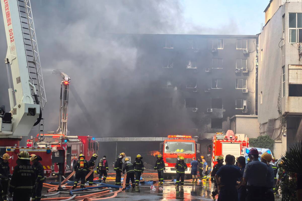 
<span>Ugniagesiai kovoja su pražūtingu gaisru Kinijos batų fabrike</span>
