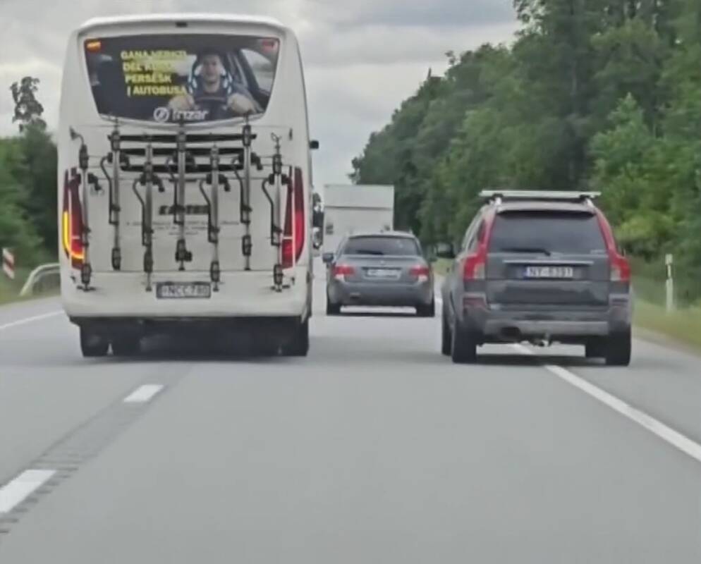 
<span>Pakraupo nuo autobuso vairuotojo manevrų</span>
