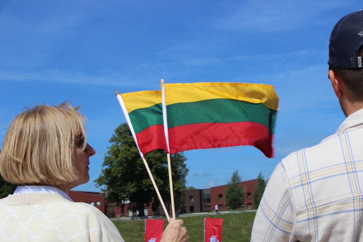 Tradicija: Valstybės dieną gyventojai kviečiami puoštis Lietuvos trispalvėmis.