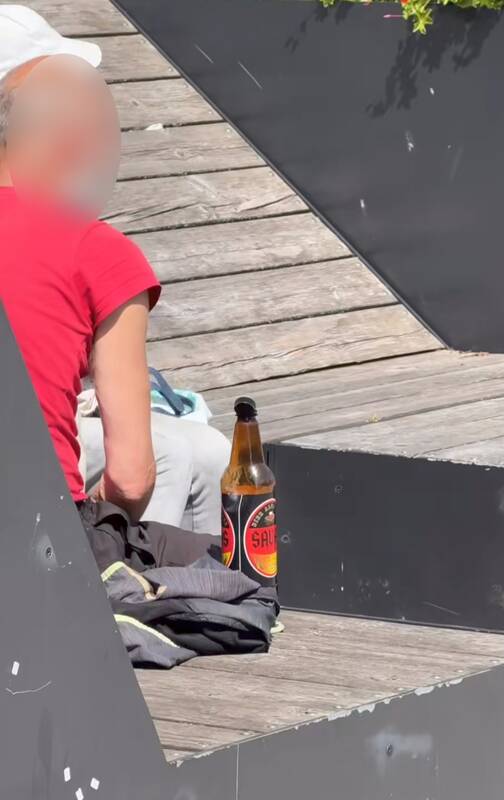 Realybė: viešose vietose girtuoklių vis dar galima pamatyti.
