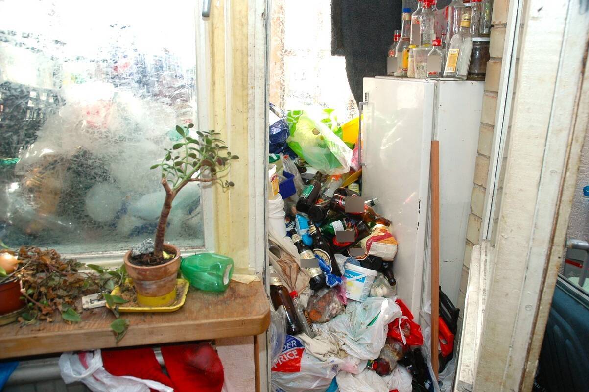 Situacija: socialiniai darbuotojai nuolat sulaukia informacijos apie asmenis, kurie savo butus pavertė sąvartynais, dėl to kenčia ne tik jie patys, bet ir jų kaimynai.